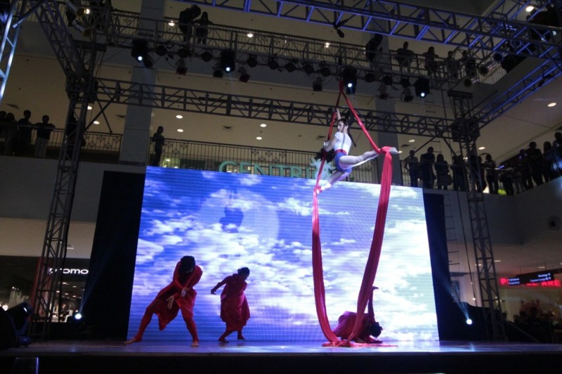 Iya Villania wows the crowd in a spectacular performance with aerial dancers (2)